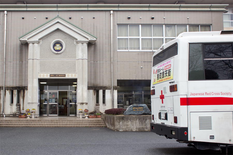 2月14日早朝、創立117年の小倉工業高校正面玄関に献血バスが到着
