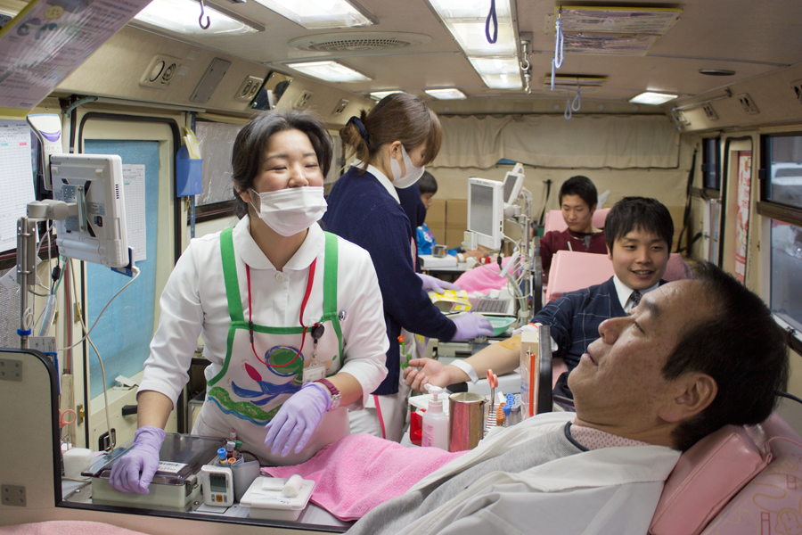 献血ルームのスタッフも大忙し。それでもこの笑顔です(^^)